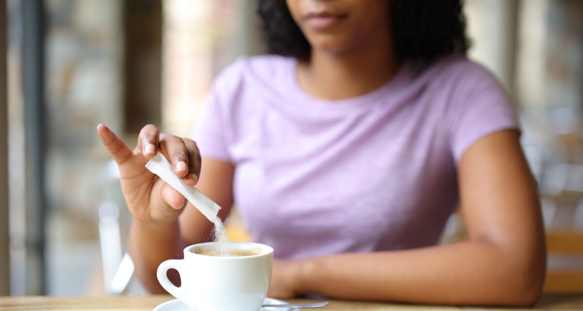 Brasileiros ingerem cerca de 80 g de açúcar por dia e país figura entre os maiores consumidores do mundo - Imagem do artigo