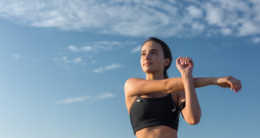 Alongamento, mobilidade e recuperação reduzem risco de lesões no verão - Imagem do artigo