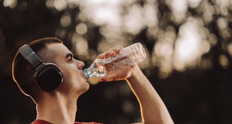 Nutricionista apresenta seis hábitos para reduzir retenção de líquidos - Imagem do artigo