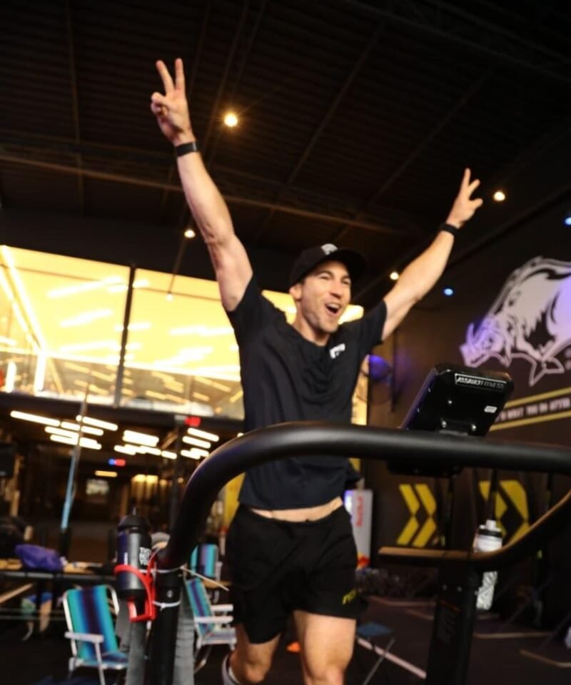 Brasileiro tenta correr mais de 170 km em 24 horas em esteira manual no Rio de Janeiro - Imagem do artigo