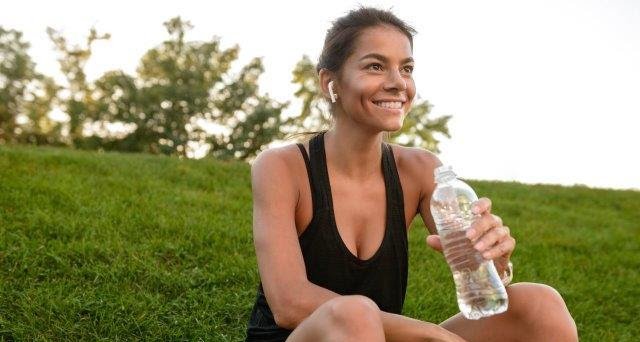 Especialista alerta para riscos da desidratação e orienta consumo de até 3 litros de água no verão - Imagem do artigo