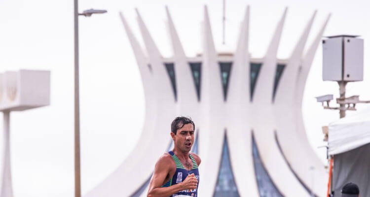 Caio Bonfim termina em segundo e Viviane Lyra quebra recorde brasileiro na meia maratona de marcha na China - Imagem do artigo