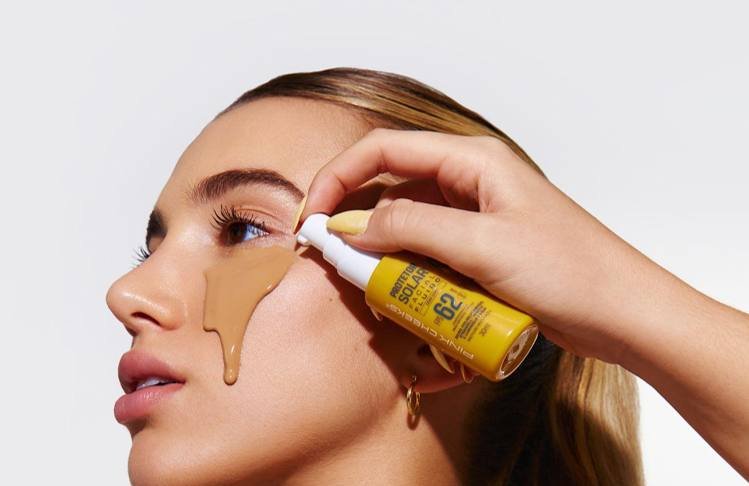 Pink Cheeks lança protetor solar facial fluido em parceria com Manu Cit e sua mãe - Imagem do artigo original