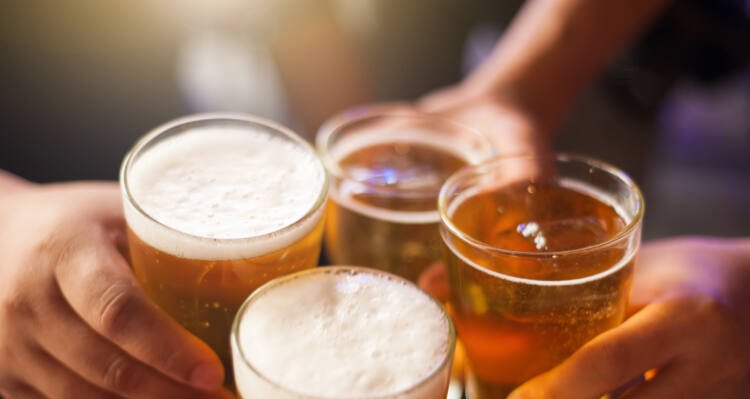 Consumo de álcool atrasa recuperação e freia desempenho de corredores, diz nutricionista - Imagem do artigo